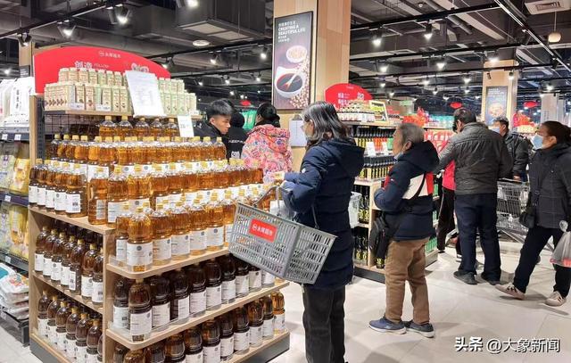 业火爆但年预亏14亿问题何在？J9九游会永辉“胖改”第六店开(图1)