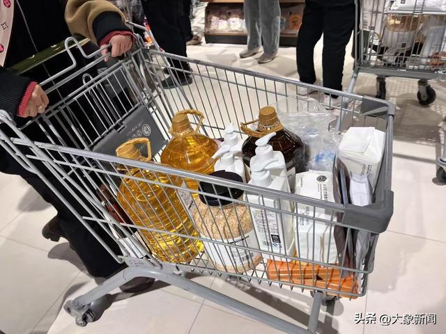 业火爆但年预亏14亿问题何在？J9九游会永辉“胖改”第六店开(图2)