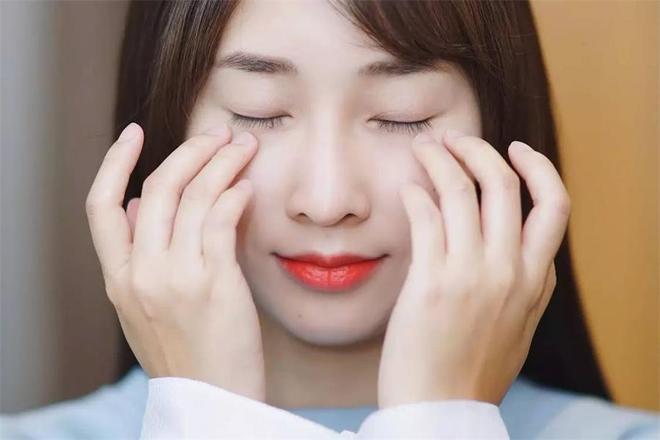 龄的秘密泄露者学会这几招更显年轻j9九游真人游戏第一品牌眼睛年(图2)